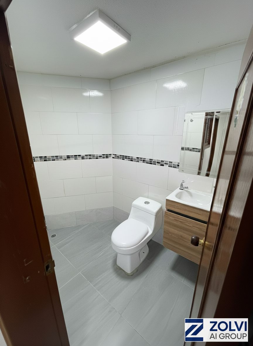 Baño funcional bodega grande — instalaciones sanitarias en buen estado